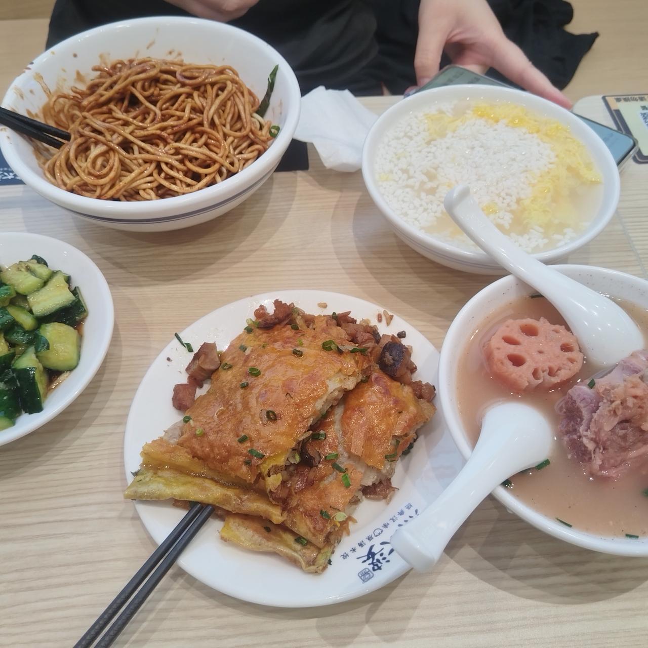 中午吃武汉小吃，热干面、豆皮、藕汤、醪糟鸡蛋，味道不错，就是有点噎得慌。