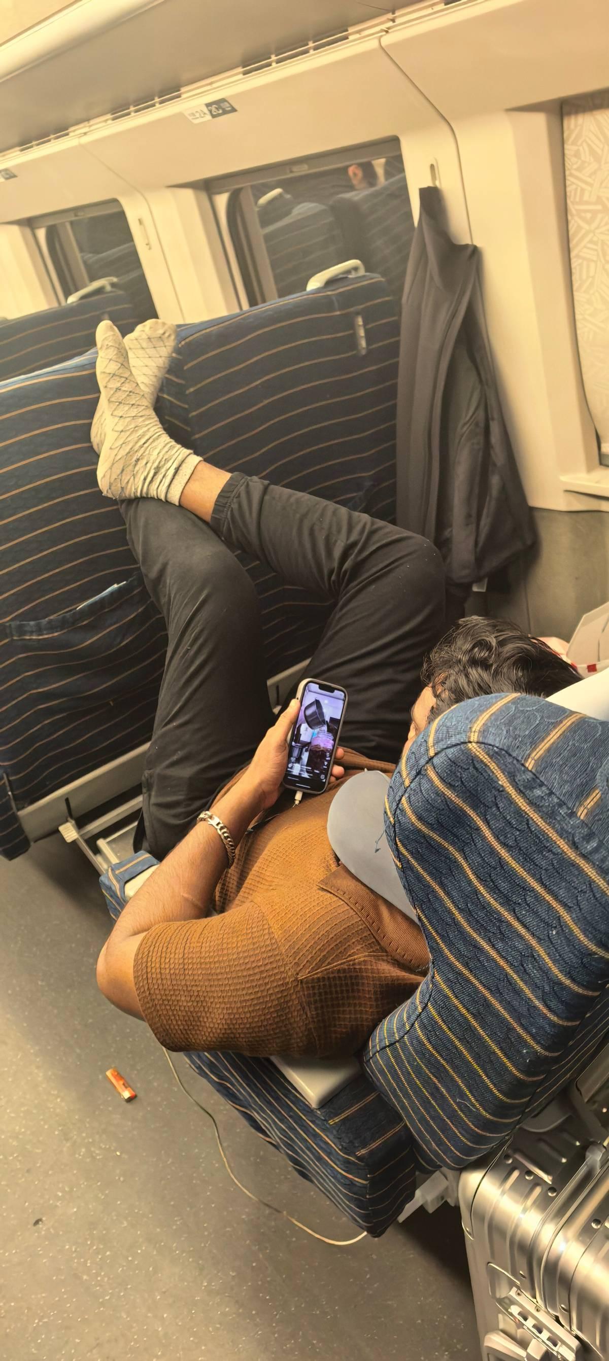 刚才刷到个帖子，说现在来中国的外国人除了印度人，其他都夹着尾巴做人。就印度人，不