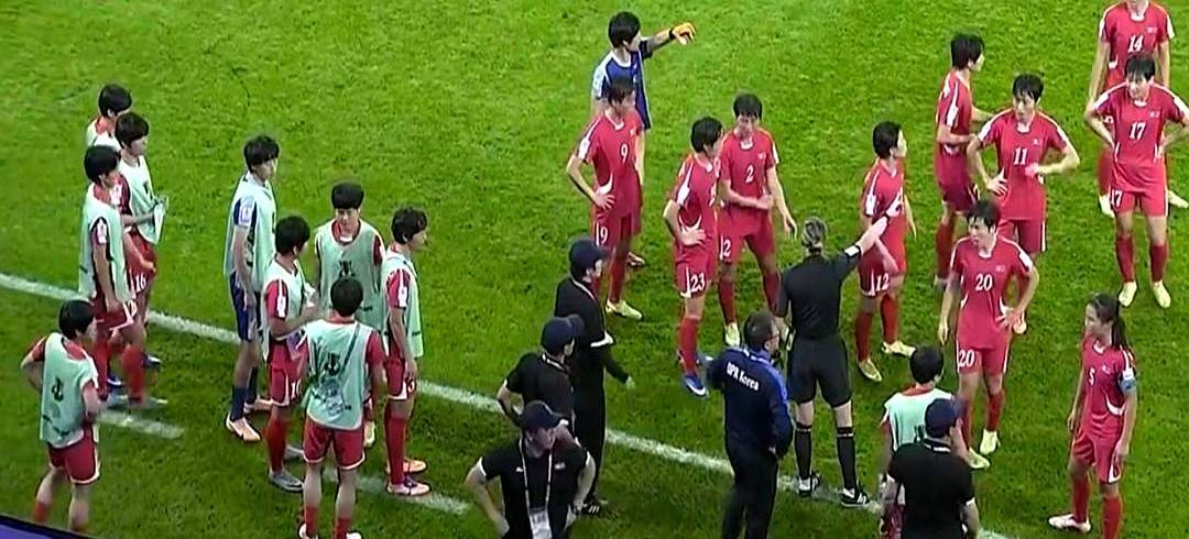 朝鲜女足罢赛5分钟，换不来一个越位改判。王霜上半场补时打进制胜反超球，边裁