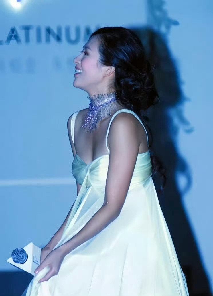 年轻妈妈章子怡#章子怡#​