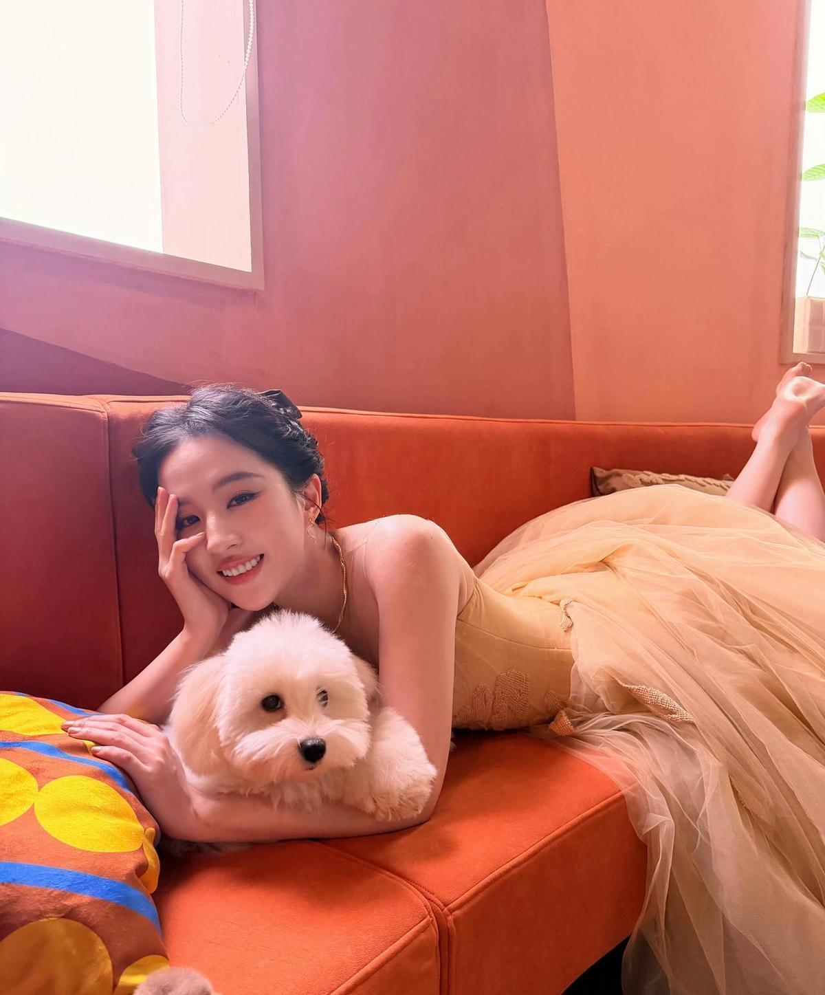 刘亦菲的演出合同里，藏着一条价值4000亿的条款。不是片酬，不是番位，而是“必