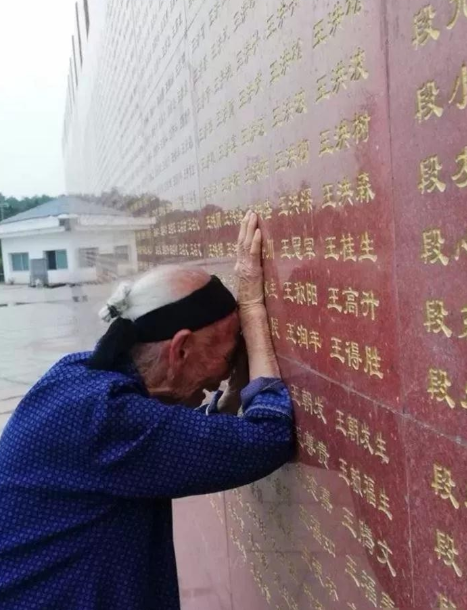 1932年，12岁的段桂秀嫁给了21岁的王金长，结婚刚十多天，王金长便参军离去，
