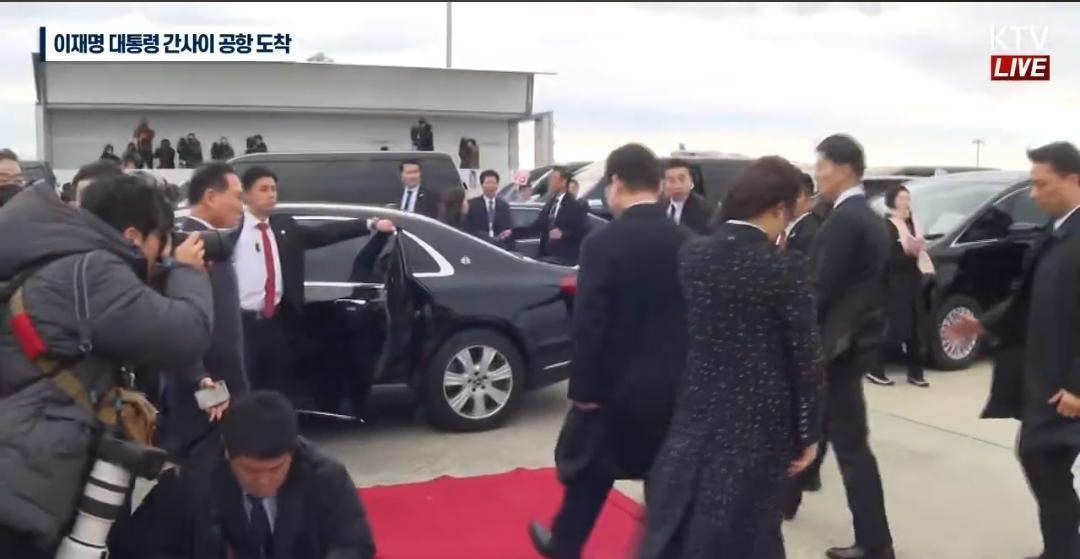 刚刷到视频……李在明1月13日落地关西机场，开始对日访问。但不是国事访问，夫人金