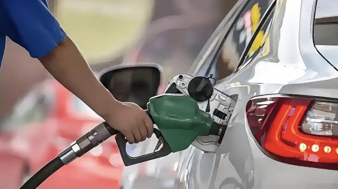 俄罗斯突然停卖汽油，不是发狠而是真扛不住了，欧盟转头就怂了。4月1号起，俄罗斯