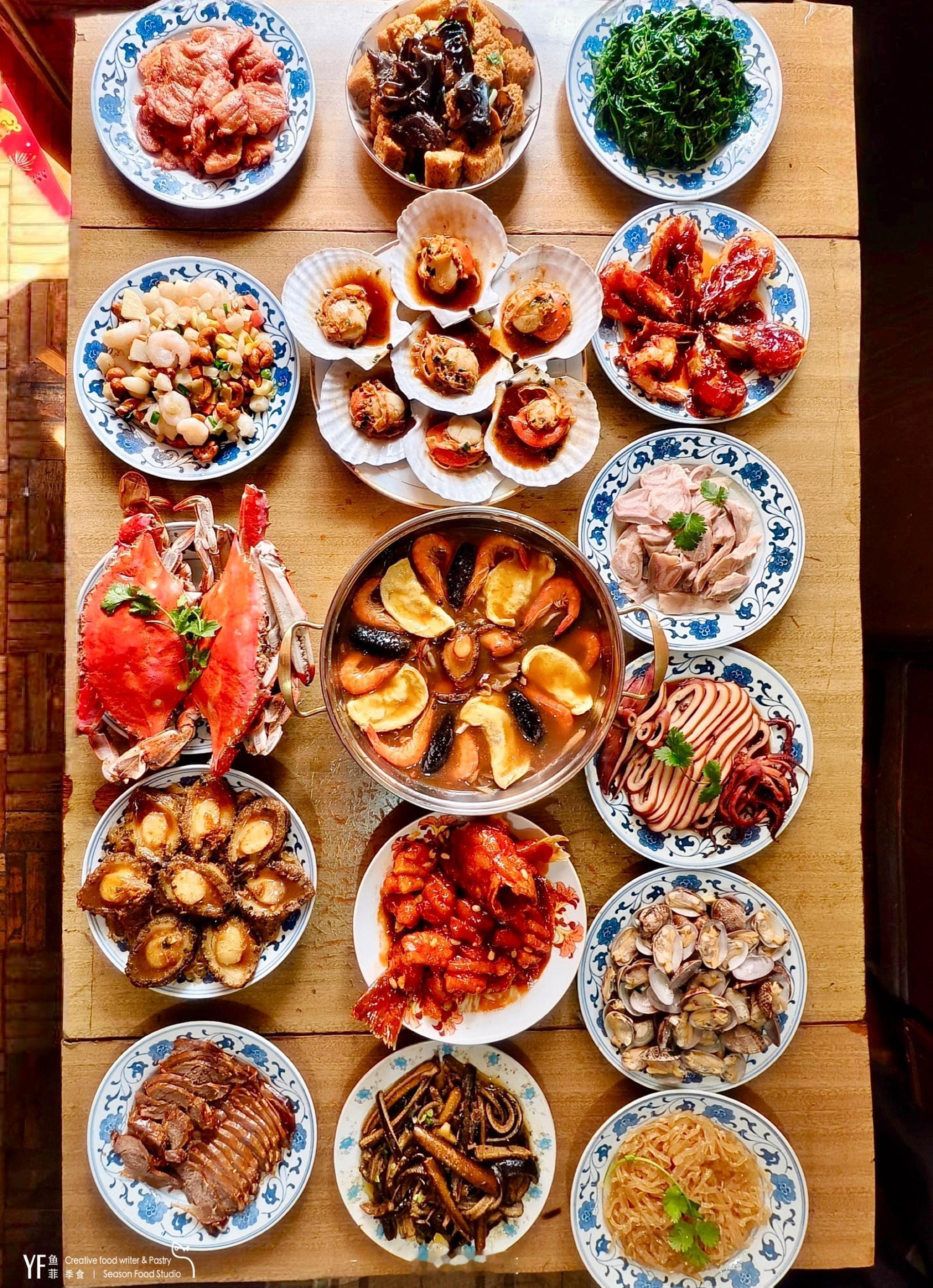 又一年年夜饭，厨房里忙碌的快乐，满满一桌的菜，浓浓年味。可以帮我做一张图五的卡