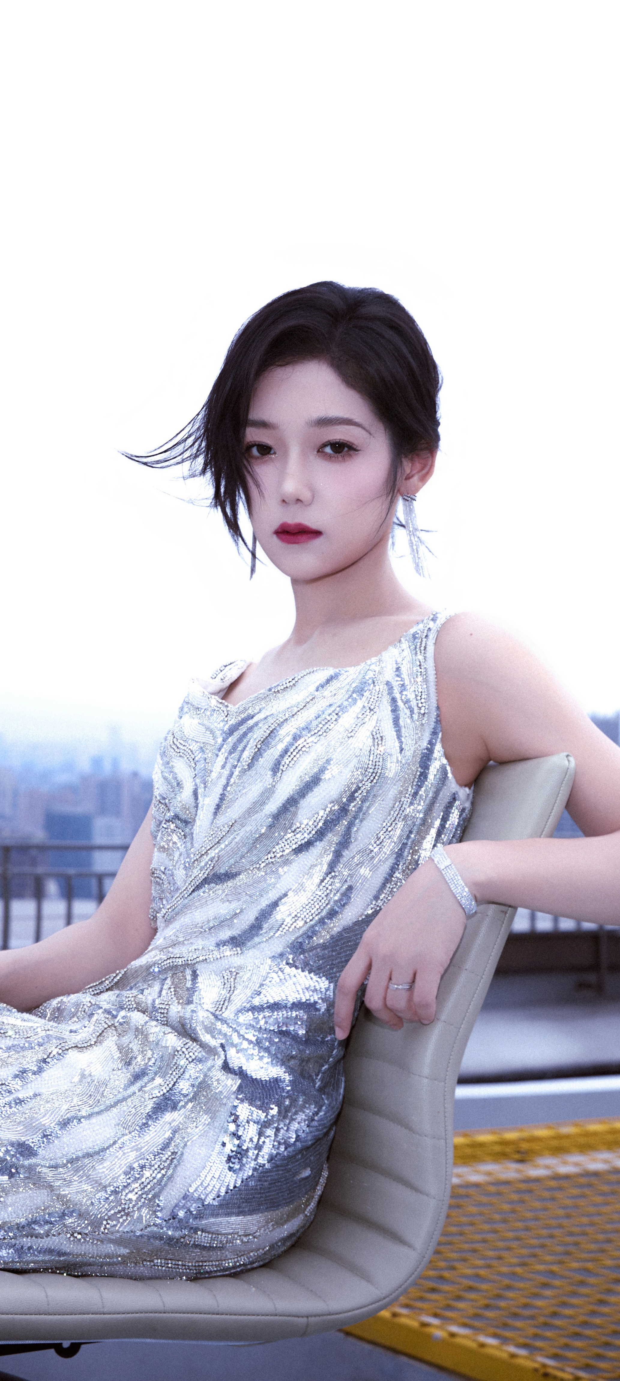 希林娜依高穿搭壁纸：扎发红唇，银河涌动，星芒洒落。希林娜依高