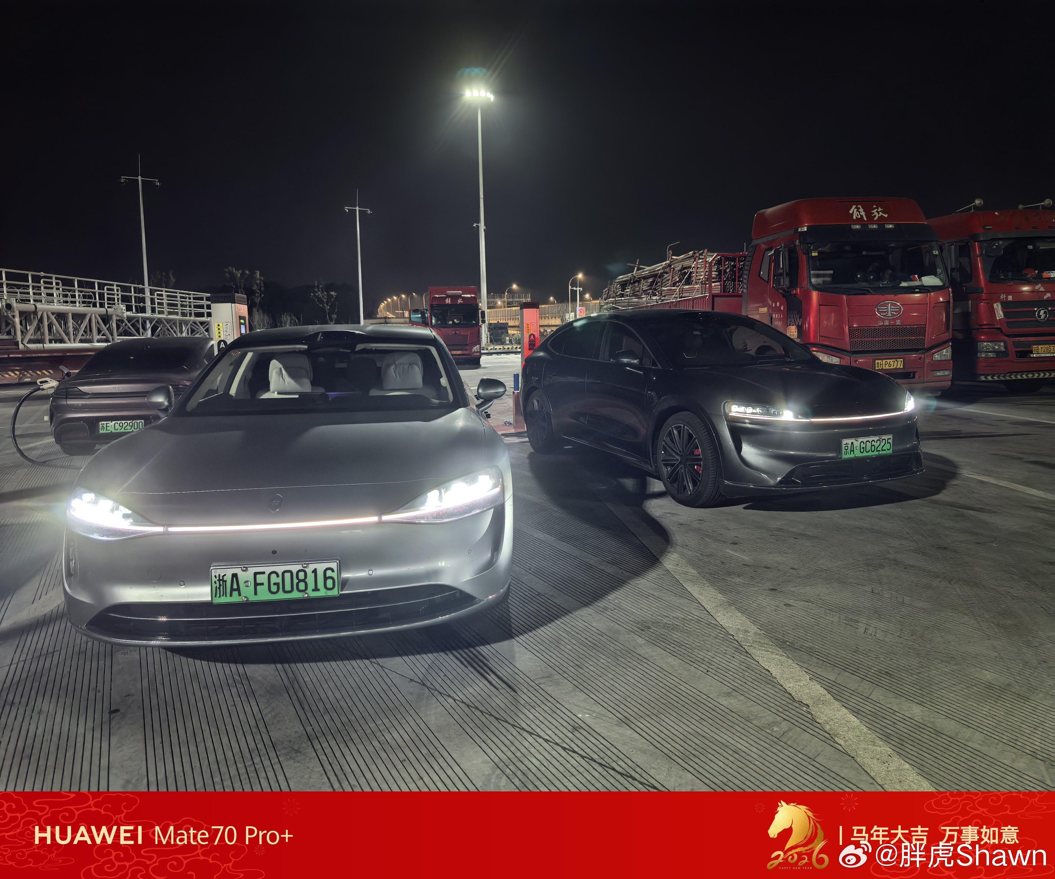 后视镜里看到的是两台我喜欢的车以及我好像该洗车了嗯，今天的充电搭子是R7享界s9