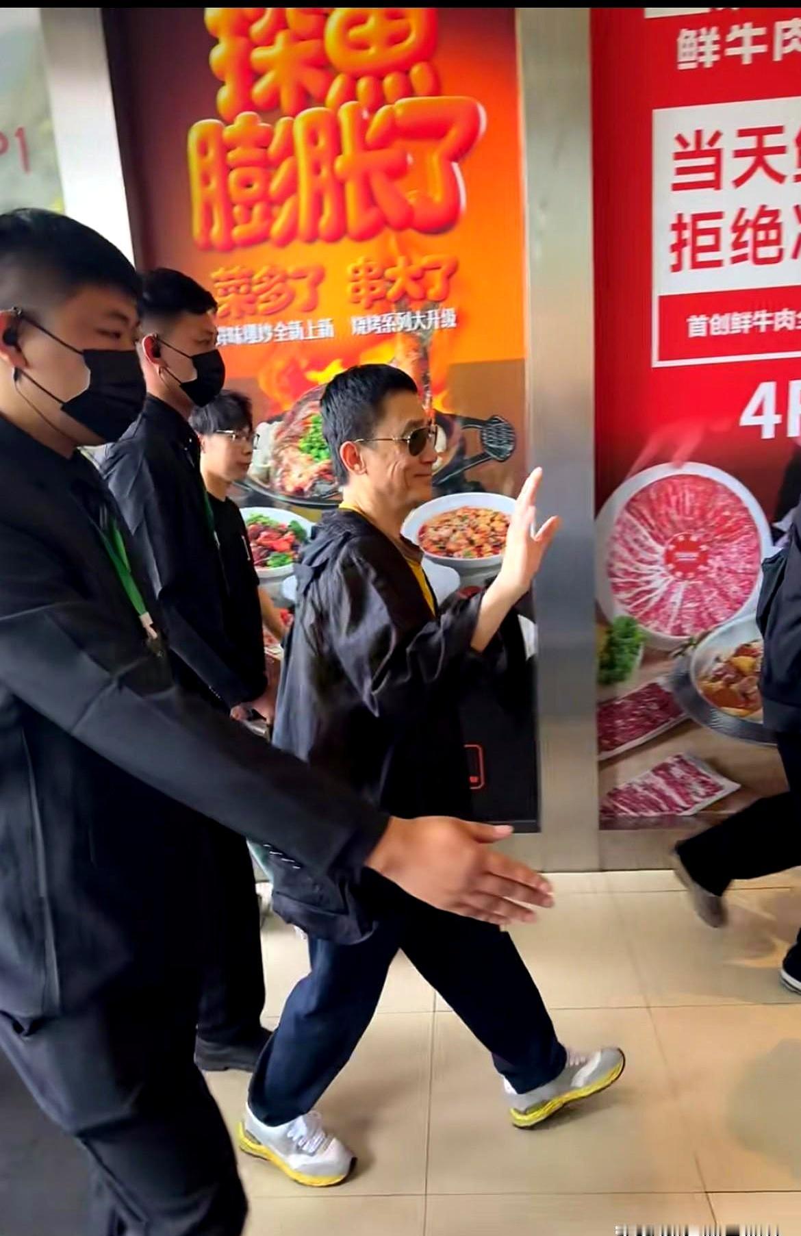 你有没有发现，好多明星真人真的一见就幻灭？上周朋友在三里屯偶遇梁朝伟，说他站在