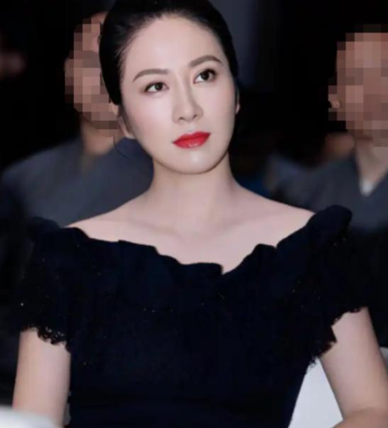 2014年，演员叶璇在访谈中爆出自己的原生家庭：她的母亲年仅18岁便生下了她，却