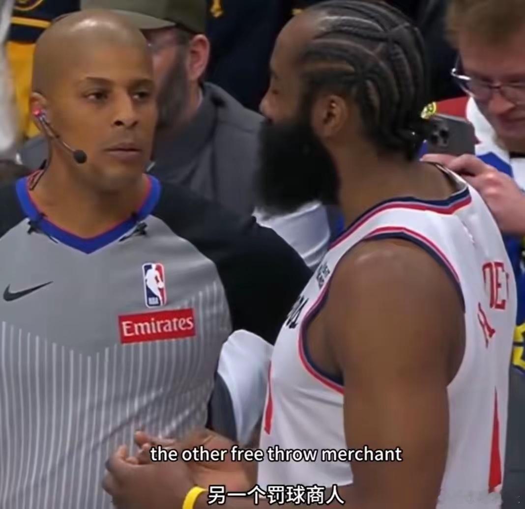 掘金解说现场嘲讽哈登：罚球商人来了！在哈登与裁判沟通的时候，掘金的解说员的原话是