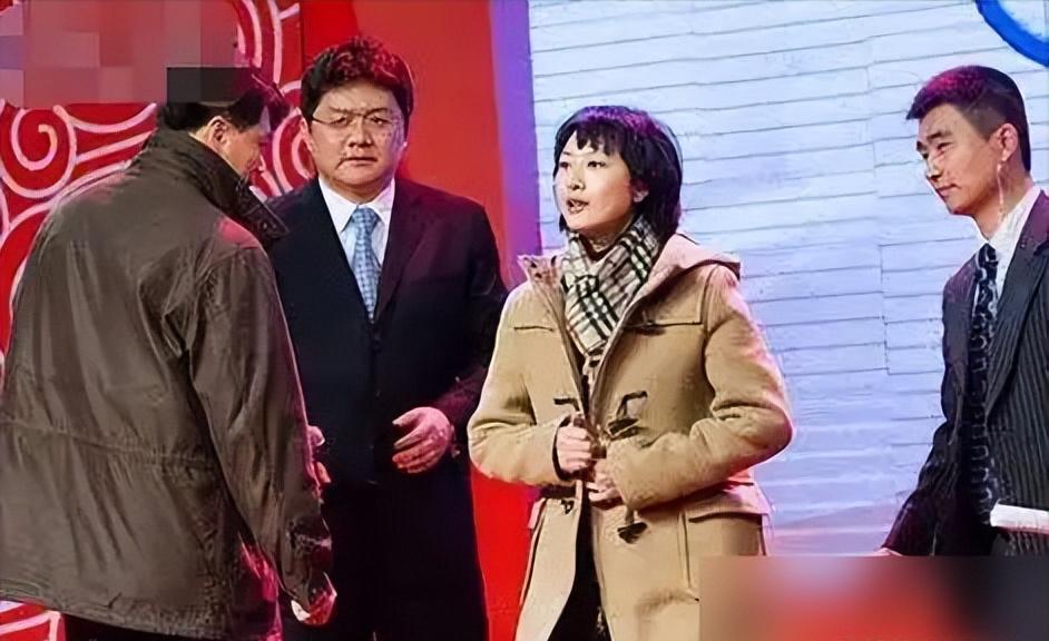 2007年，央视主持人张斌，正在直播奥运新闻发布会时，他的妻子突然冲上台，拿起话