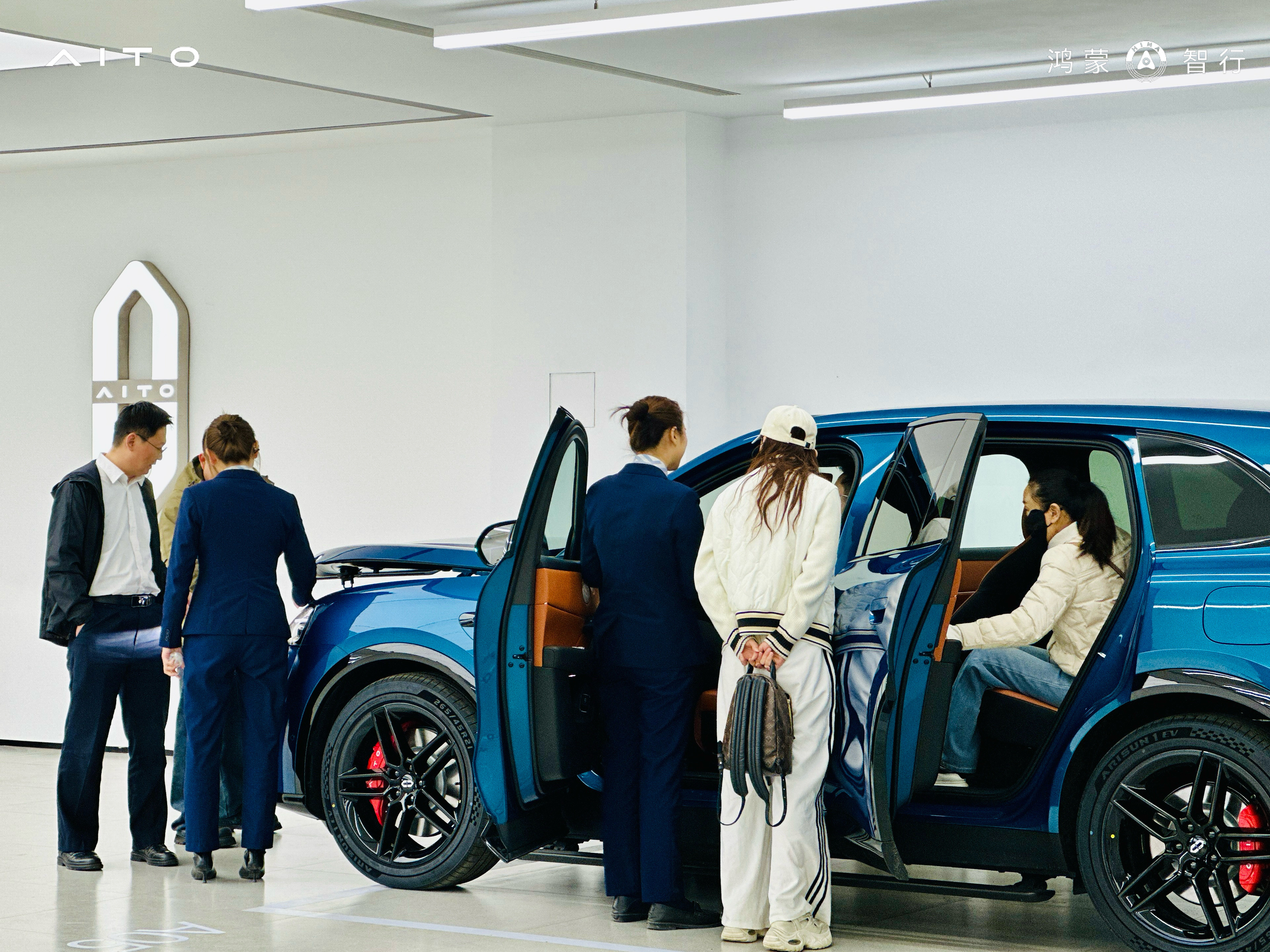 短短24小时，问界M6小订6万台！昨天发布的时候我就说了，标配四驱、赠送冰箱、电