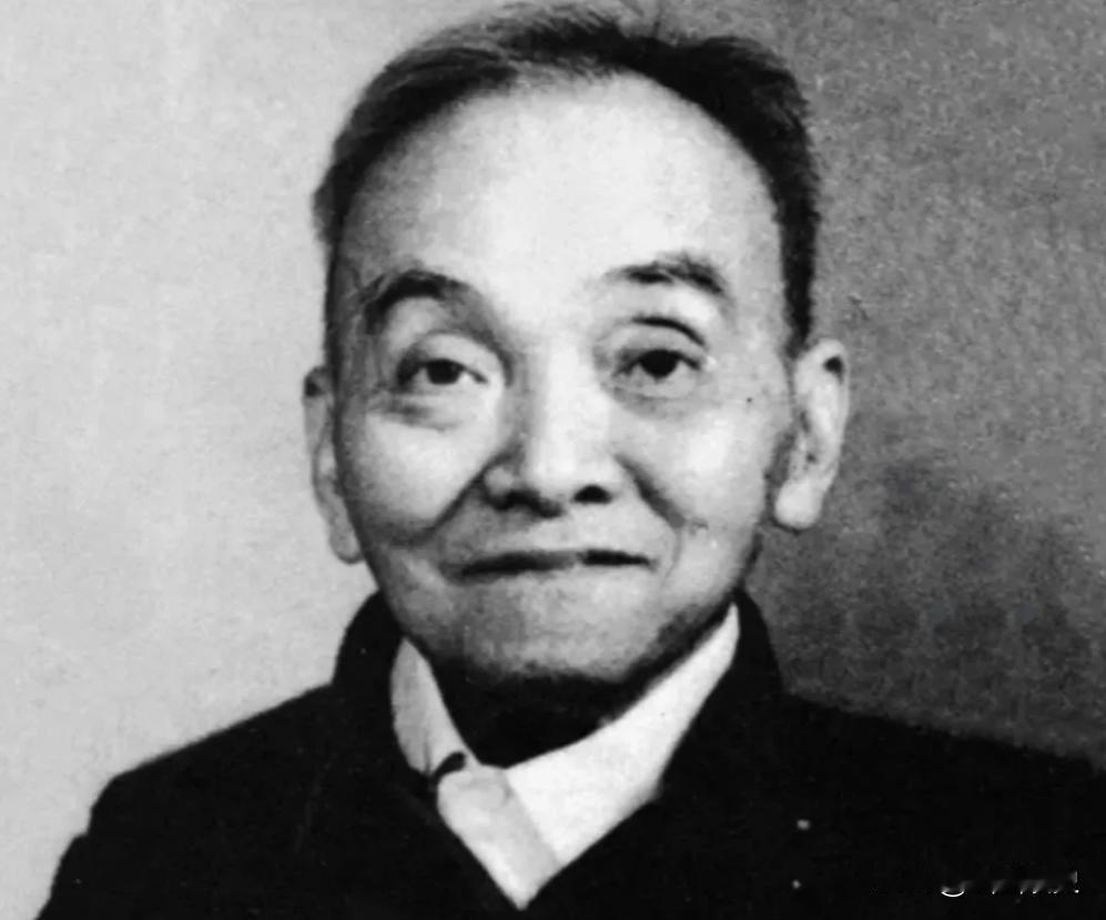 他被判死刑，行刑前一天晚上借口肚子疼上厕所，成为他越狱的关键。这个看似偶然