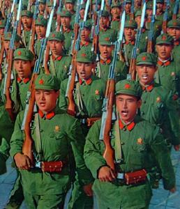我们当兵的时候配备的是56式半自动步枪。下了新兵连以后，每人配发一支，自己的枪