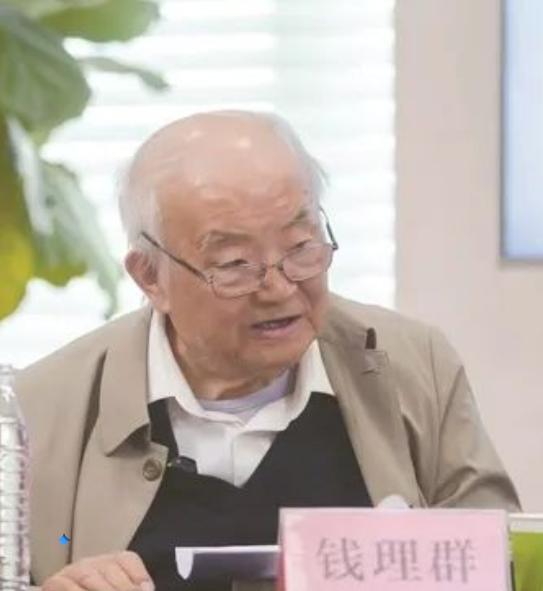 北京大学教授钱理群，退休后于2015年住进了养老院。让他没有想到的是，他住进去之