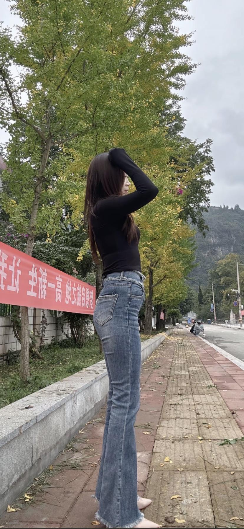 秋日漫步，落叶纷飞，黑衣少女，悠然自得。