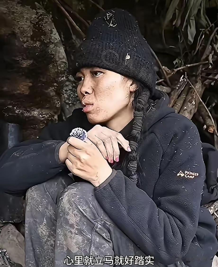 看到“冷美人”在荒野的模样,我忍不住问:她父母知道她多拼吗?你敢想吗?20多