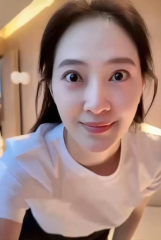 怪不得聂远不让她去上班，每个月给她300万，都已经是两个娃的的妈了，跟小姑娘似的