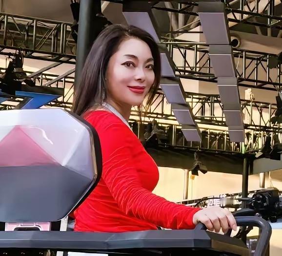 应儿，张雪一生最感激的贵人。2009年，她不顾众人质疑，破格录取学历低的他；他上