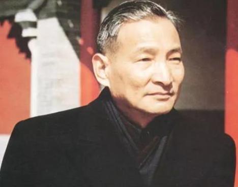 1990年春节前，已经85岁高龄的陈云在杭州休养。半退休状态的他当时仍担任中顾委
