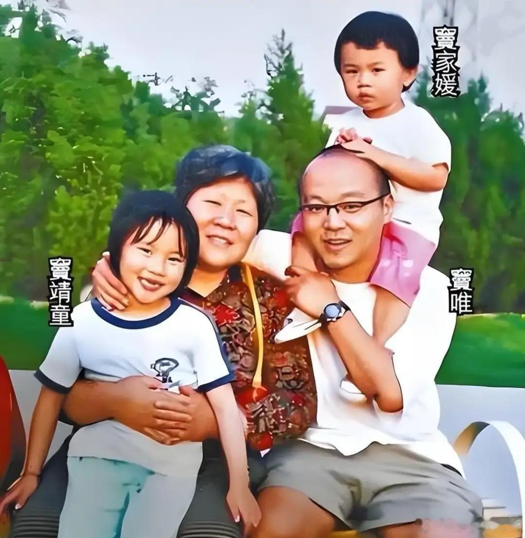 图一是窦唯和妈妈，带着童年时的两个女儿窦靖童、窦佳嫄。那时候两姐妹都还很小，一个