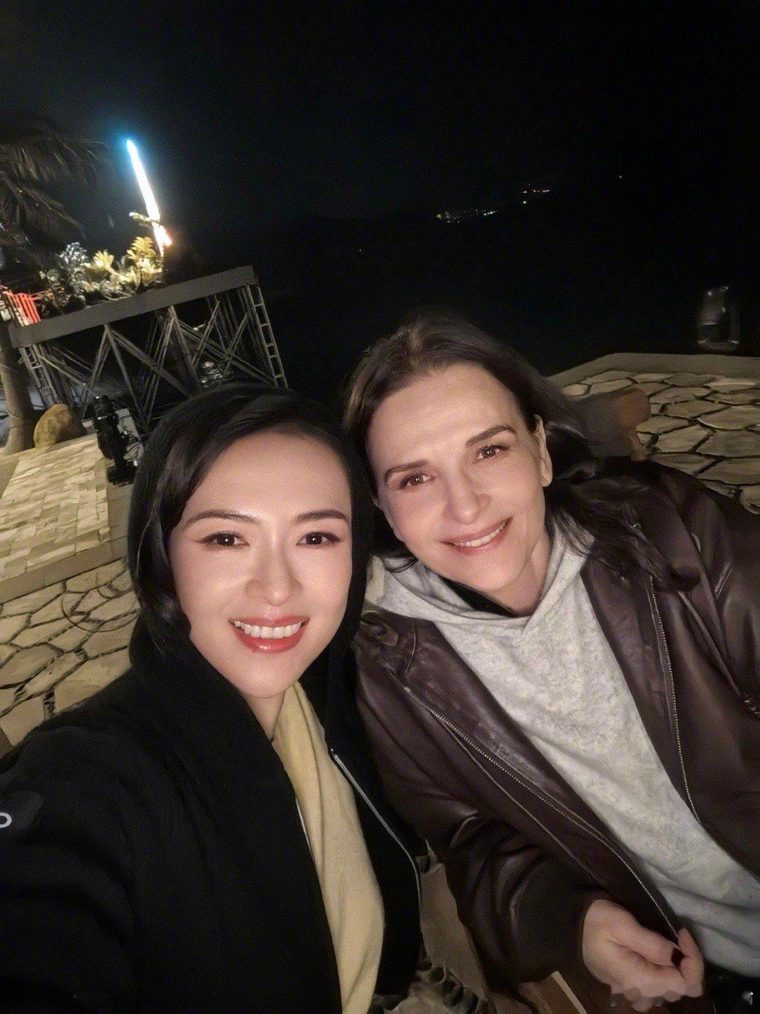 章子怡晒与法国女星比诺什合照影坛神仙同框！章子怡与朱丽叶·比诺什映后小聚相谈甚