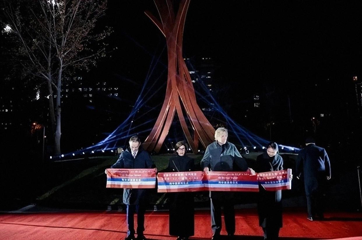 马克龙40吨“钢铁巨礼”抵京！中法双城缔结艺术同盟