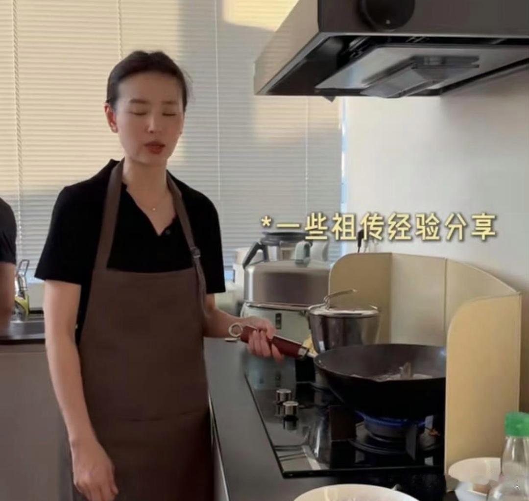 董洁现身好友聚会，亲手做出十道硬菜！46岁状态惊艳，颜值宛若回春，实力与气质兼具