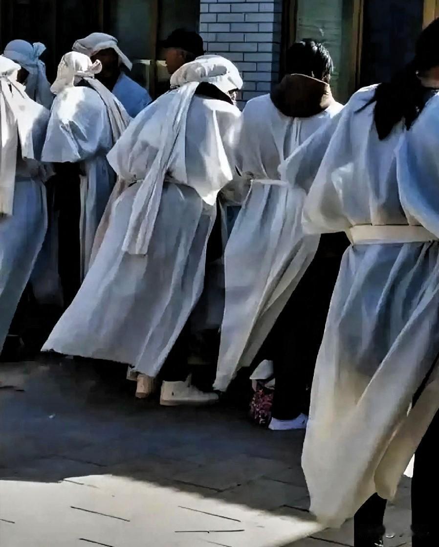 看到个消息，心里五味杂陈。2026年3月，殡葬业的“暴利时代”要强行画句号了