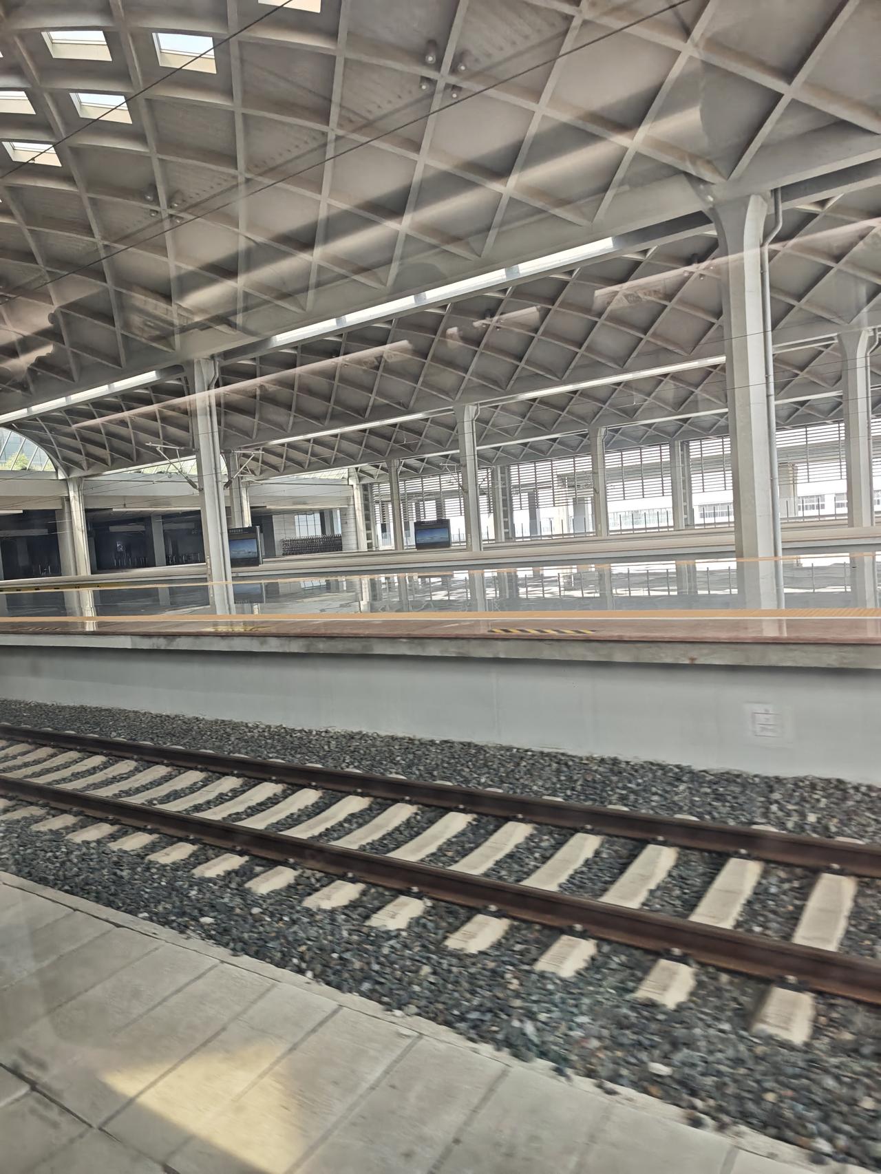 郑州航空港站，大家觉得再过多少年客流能起来？很多人说郑州东站一开始周边也是啥都
