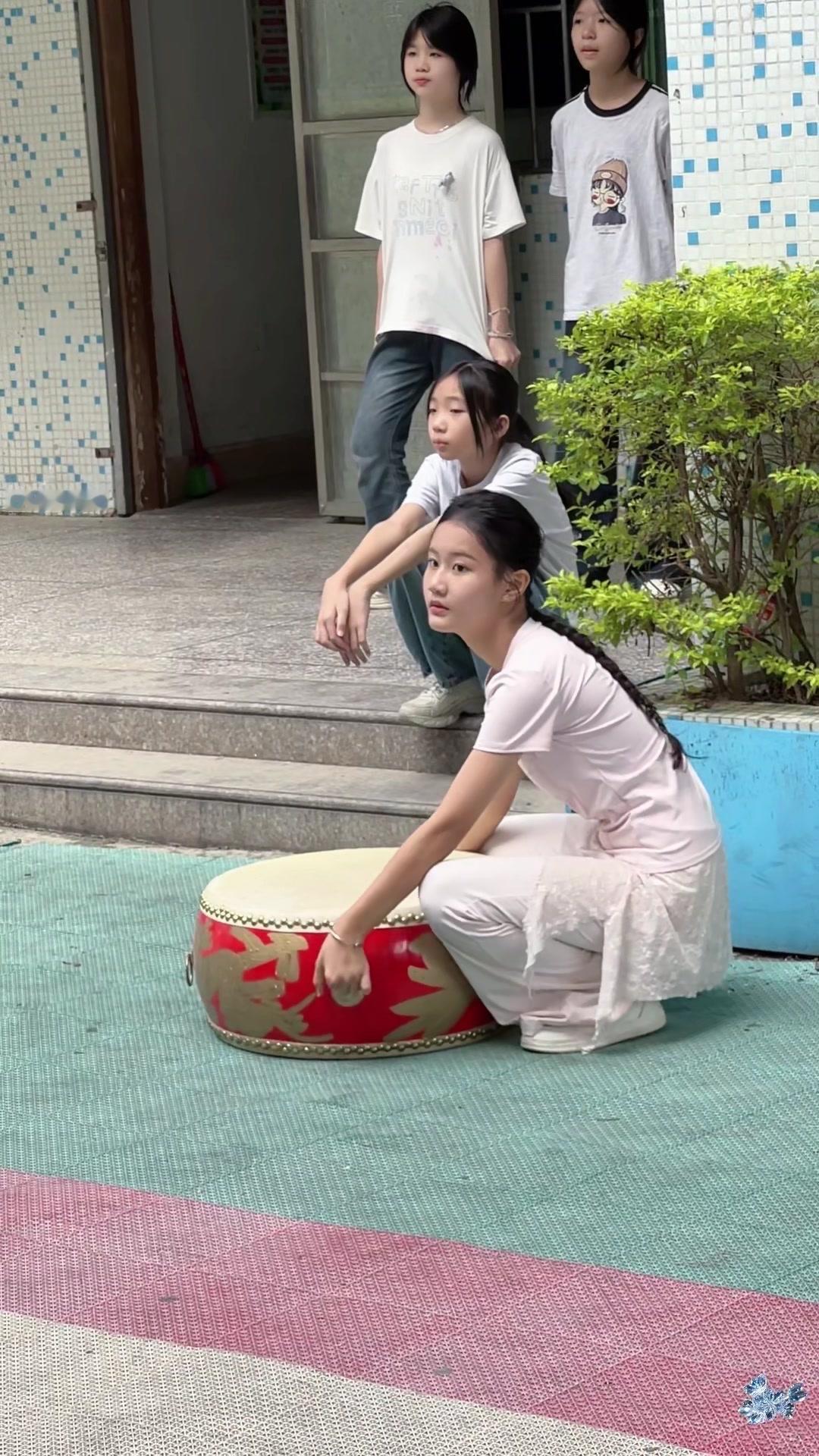 🌿潮汕女孩张羽彤的气质太戳人了，眉眼流转间满是敦煌美人的古典韵味，把潮汕民俗文