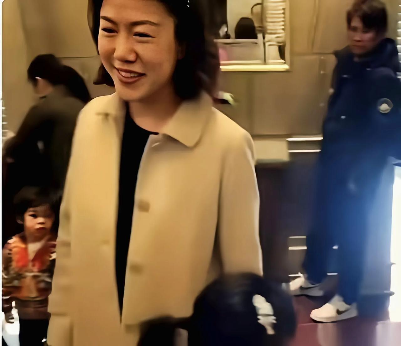 49岁翁帆刚刚开始自己的人生，米色风衣新烫卷发嘴角的微笑真好最近看到翁帆的几张