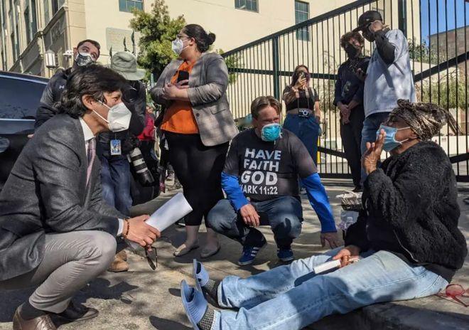 人民日报重磅发声：美国“斩杀线”，5.4万年薪教师睡车里，学生贷1.7万亿压垮一