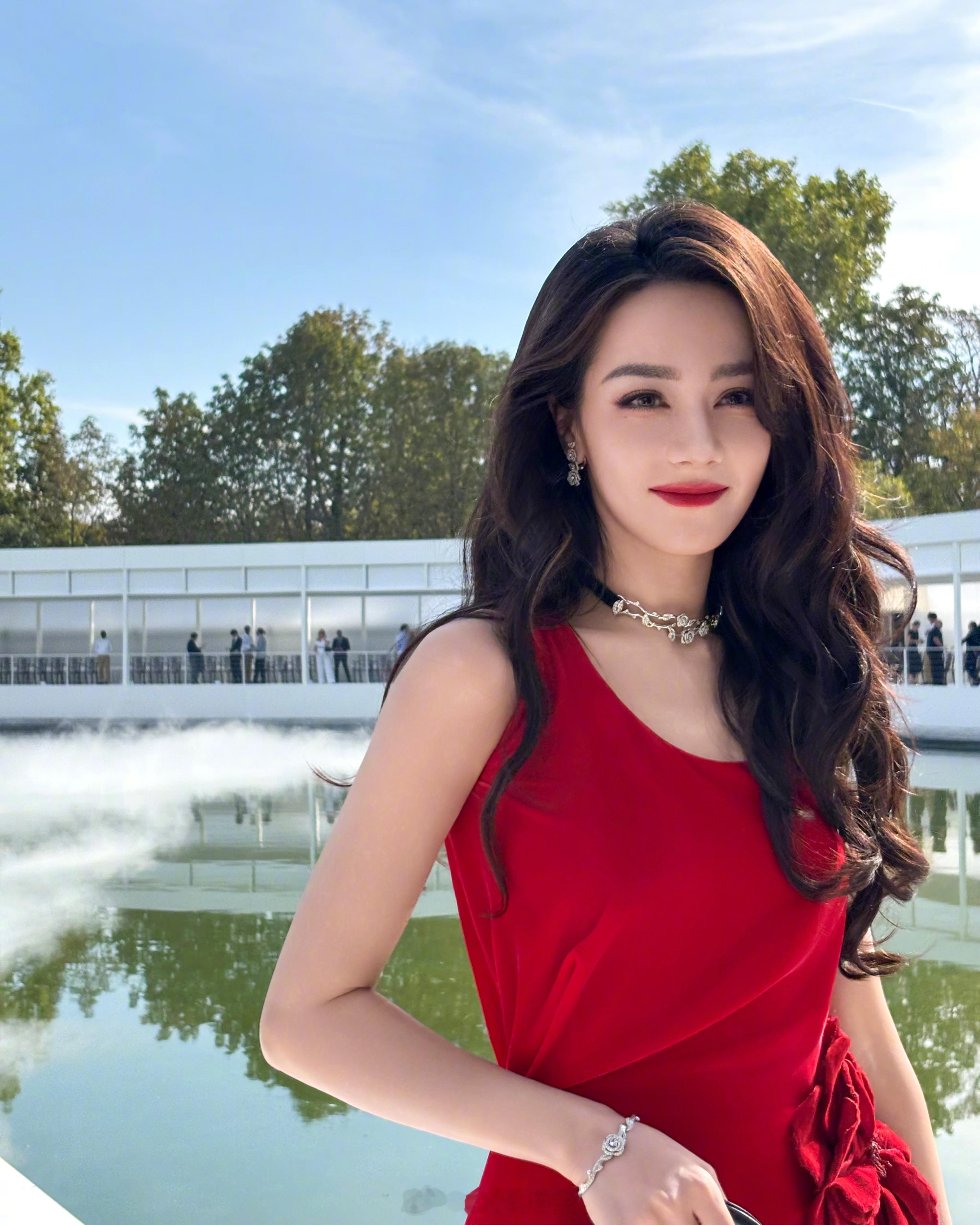 迪丽热巴✖️DIOR迪丽热巴出山即出圈的含金量迪丽热巴Dior首图