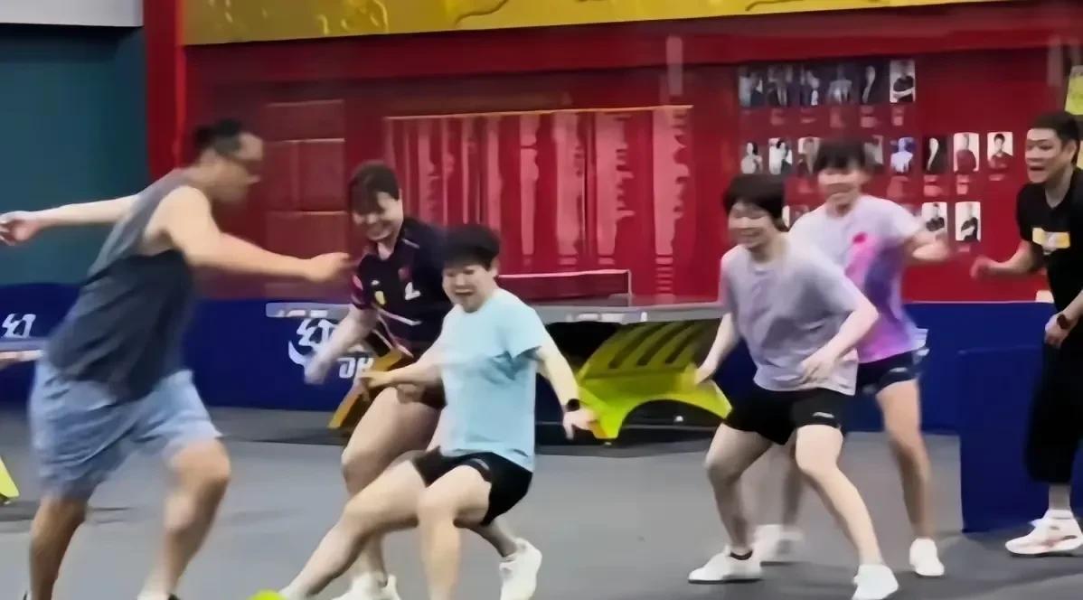 总算明白为什么一群女生踢球，只见球动，不见脚踢，球还没过来，身体就开始东倒