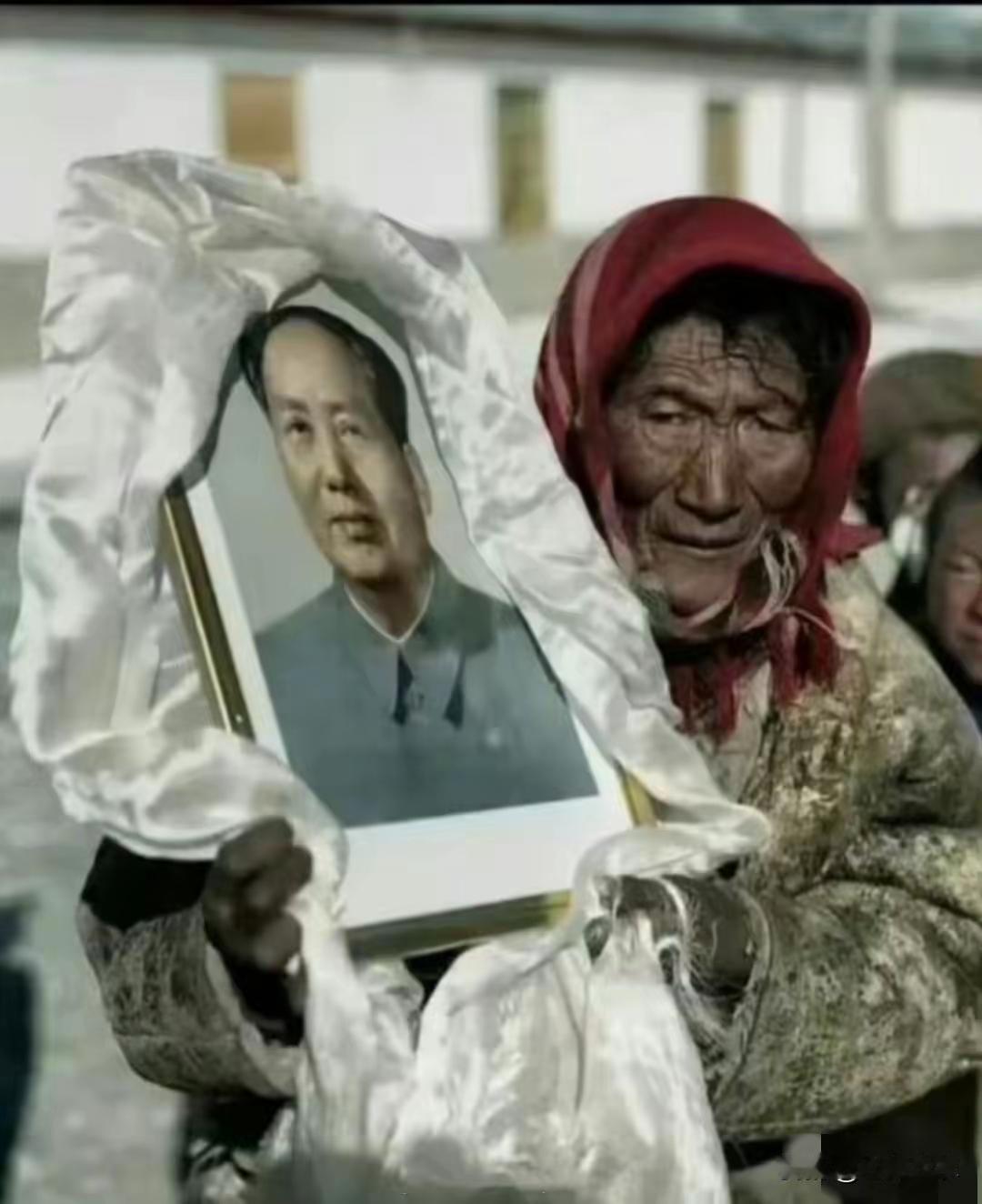 一位藏民大哥乔迁新居，家里家具家电全用卡车拉，唯独把毛主席像用洁白的哈达小心翼翼