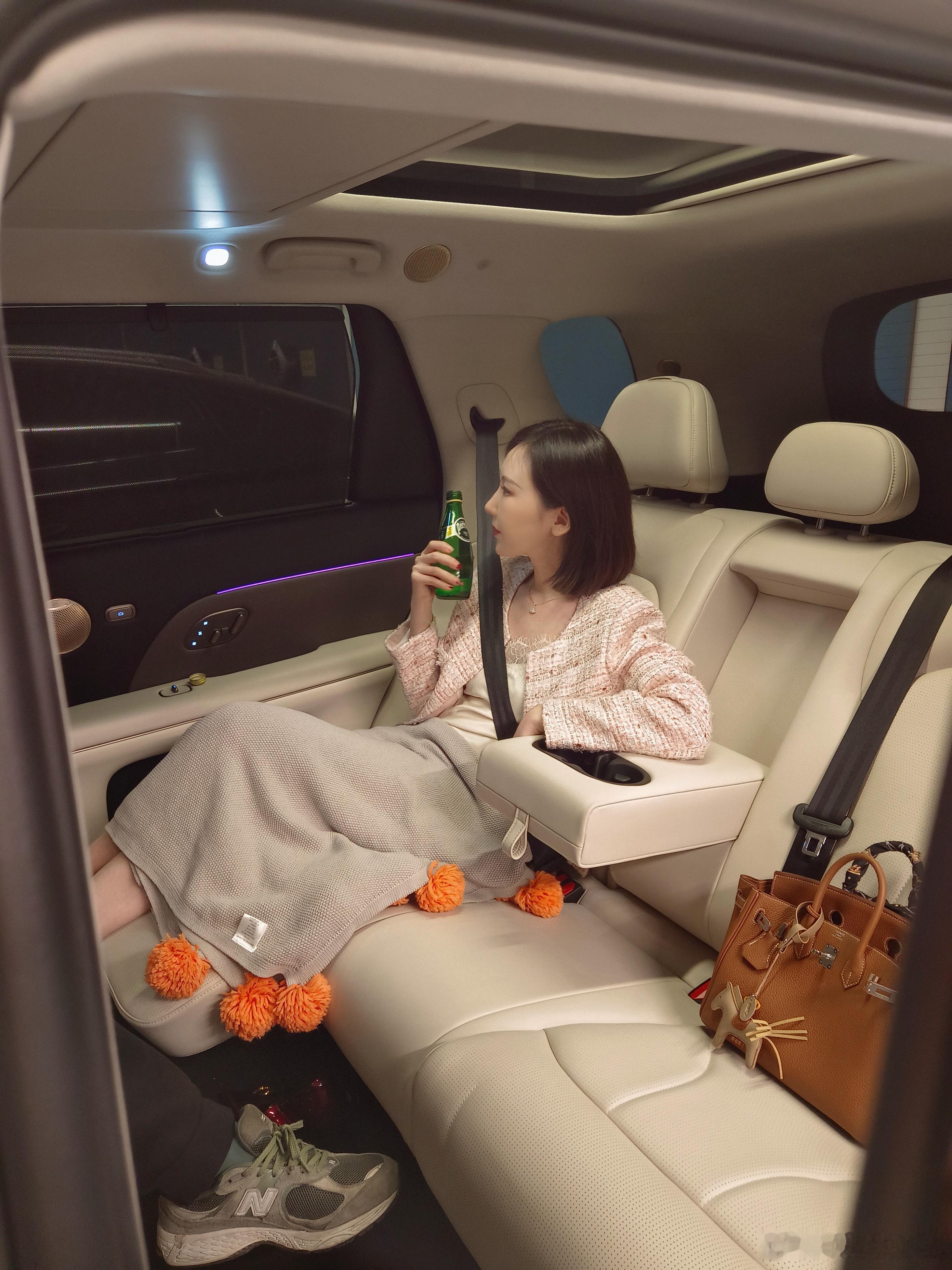 谁啊这么晚还在工作？【来自小助理偷拍视角】