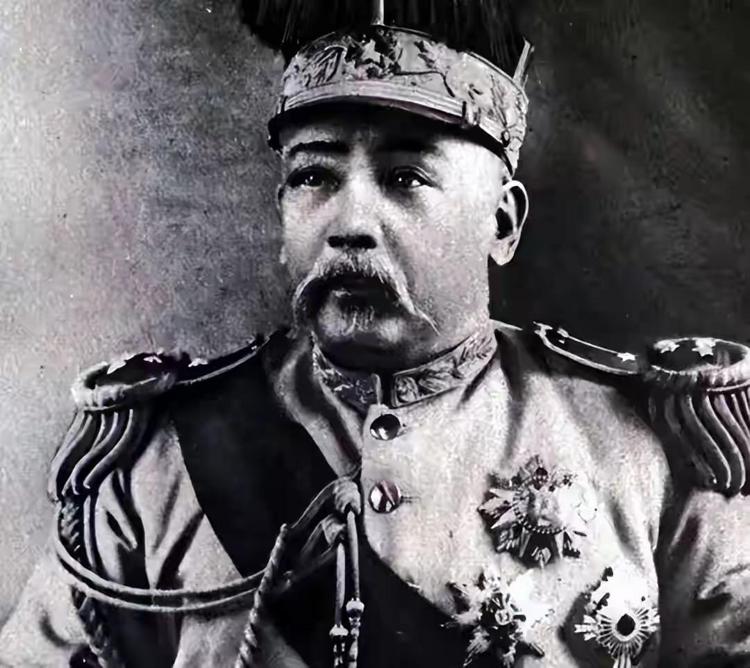 袁世凯一定要做皇帝是什么原故？因为他管不住人了。袁世凯之所以能笼络住北洋