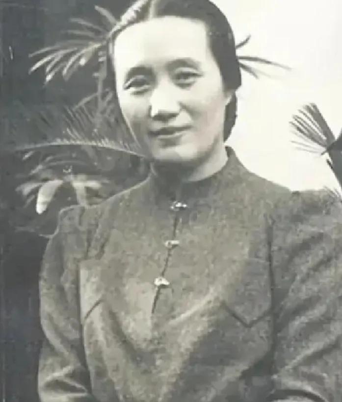 1925年，连生4女的董竹君，为圆丈夫儿子梦，冒死怀第5胎。她肚大肥圆，爱吃辣椒