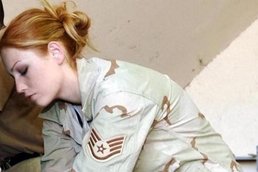 任何一艘美航母上，都要带足大量女兵？她们在航母上有什么作用？ 麻烦看官老爷们