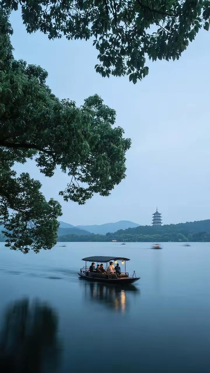 杭州一家三口的百万存款，说没就没了，这事儿让不少中产心里一紧。夫妻俩都是国企的正