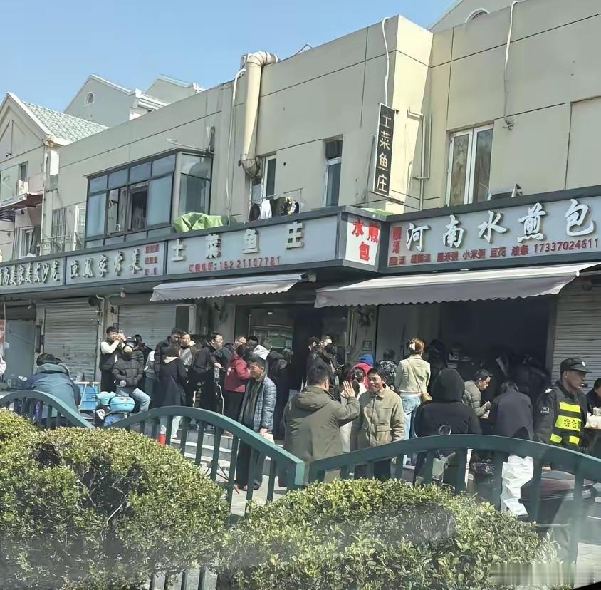 河南水煎包的老板以为这两天热度会下去。没想到热度居高不下，他只好又把姐夫摇过来。