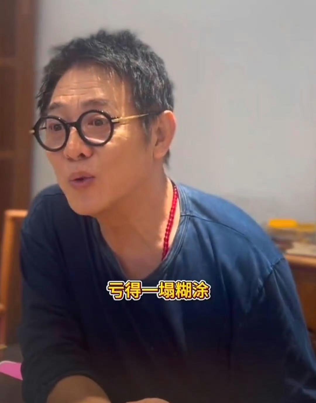 《62岁李连杰近照曝光：功夫皇帝回来了！》李连杰坐在饭桌前，笑得比年轻时还灿