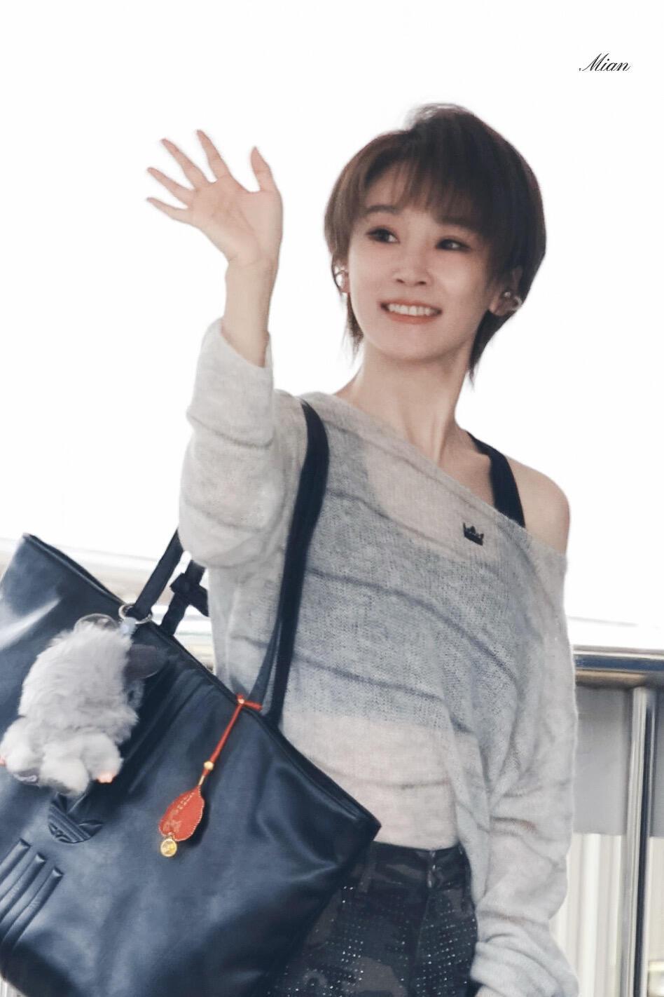 谢楠短发超有少年感呀！浅灰渐变条纹露肩针织衫慵懒松弛，内搭黑色吊带增添小性感，