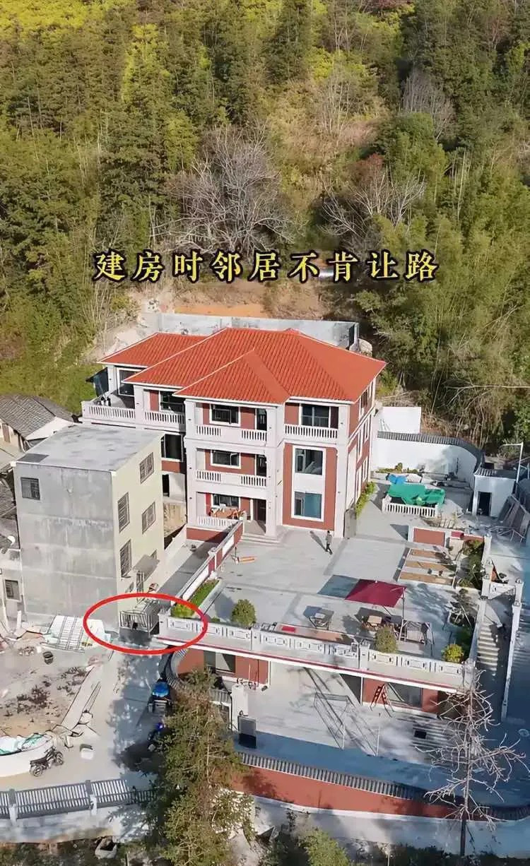 建房时邻居寸步不让，这下自食其果了吧！
