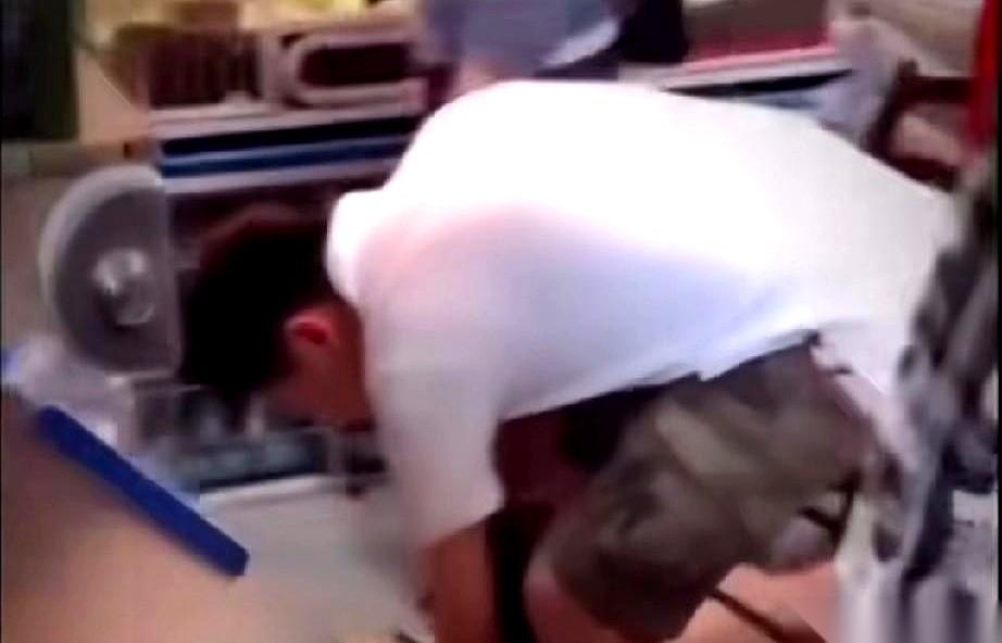 笼子门一开，它就疯了。不是那种摇着尾巴的小可爱，是逃命一样扑出来，四只爪子死死