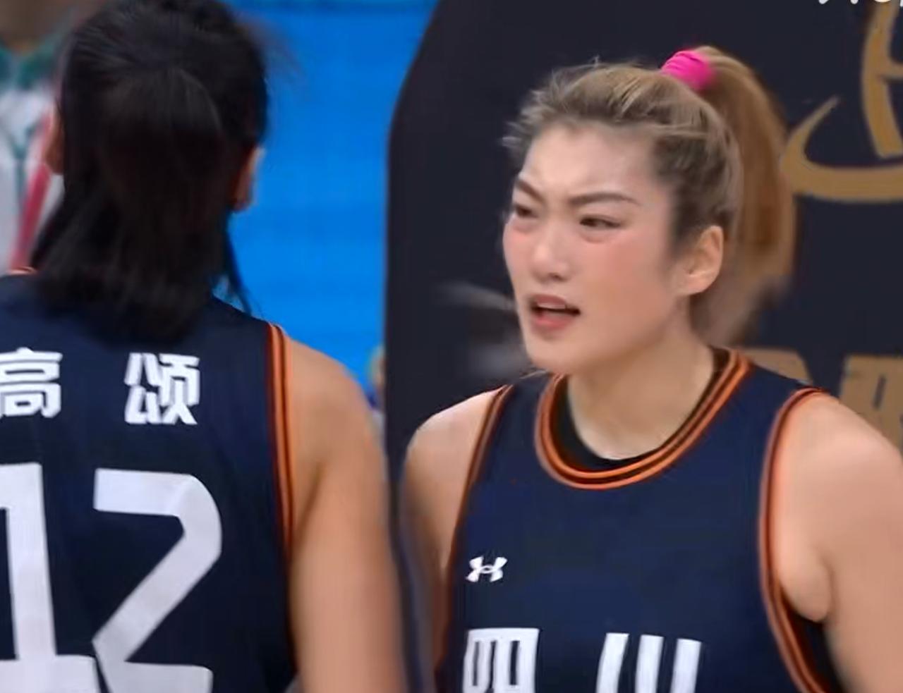 拿400万年薪，全场投篮6中1，只得2分，如同梦游，球迷：难怪宫鲁鸣不要她了！