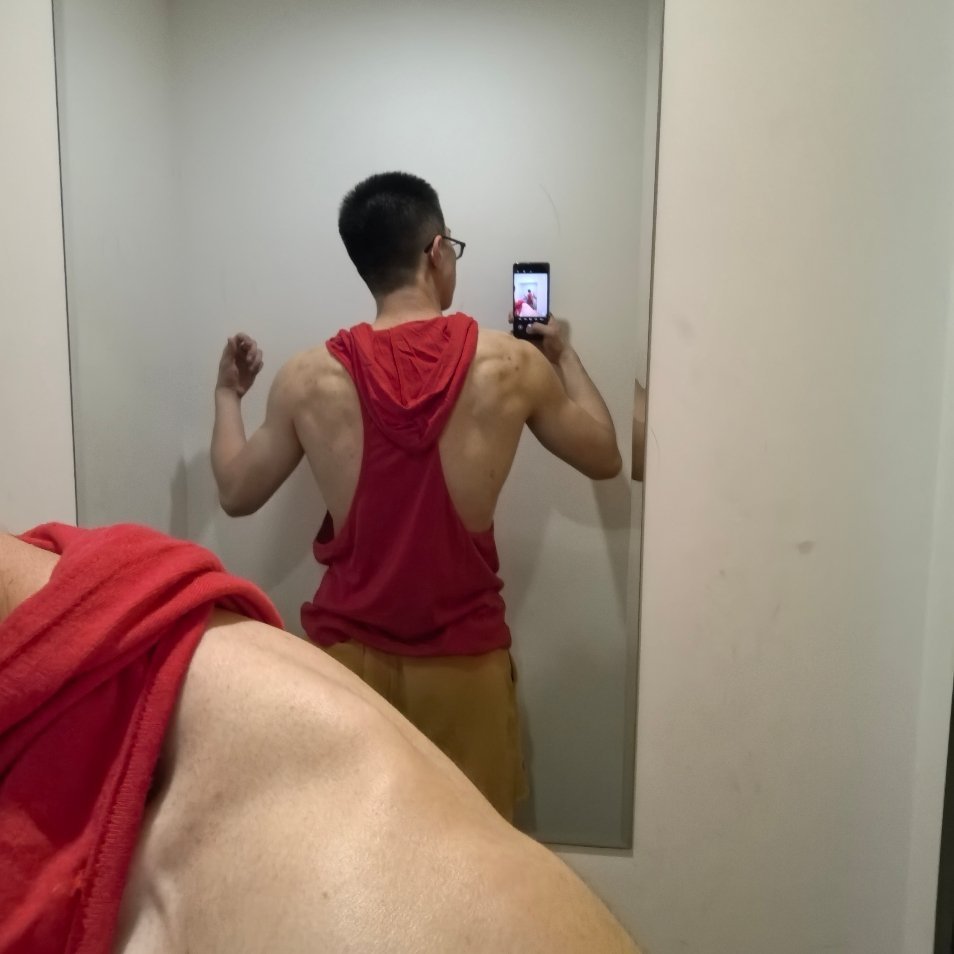 继续试用扫衣服中……最近才知道原来某社交平台上很多人发的照片都是ai图，我也蹭一下吧不然大家真的以为