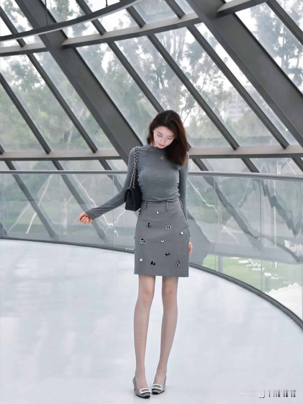 优雅穿搭指南：灰色连衣裙+高跟鞋，尽显时尚魅力！👗👠灰色西装裙穿搭灰色修身