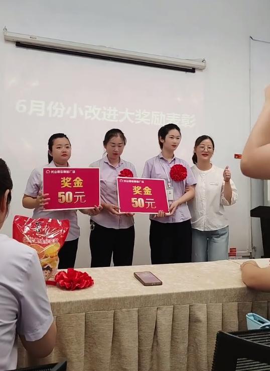 奖金还没有手中的牌子贵，乍一看这场面，这么庄重盛大，我还以为是50万的奖金，仔细